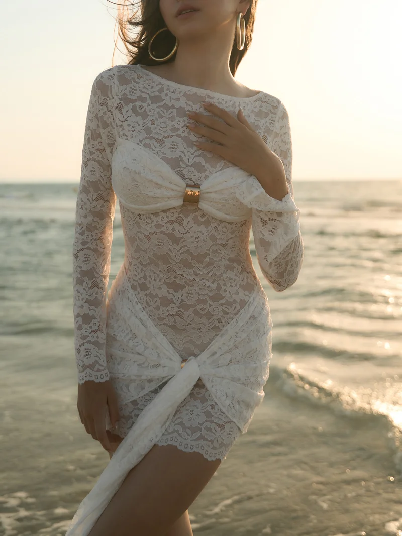 ليتشي فستان قصير من الدانتيل مع ياقة بطية وديكور ذهبي