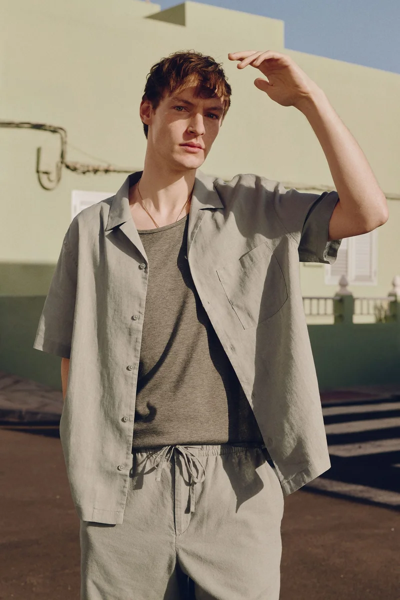 اتش اند ام قميص كتان قصير الأكمام بقصة عادية