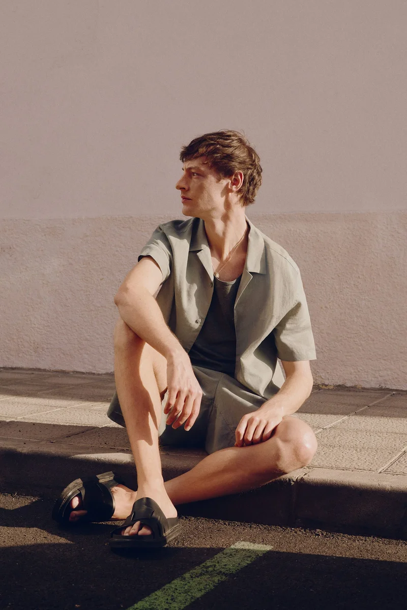 اتش اند ام قميص كتان قصير الأكمام بقصة عادية