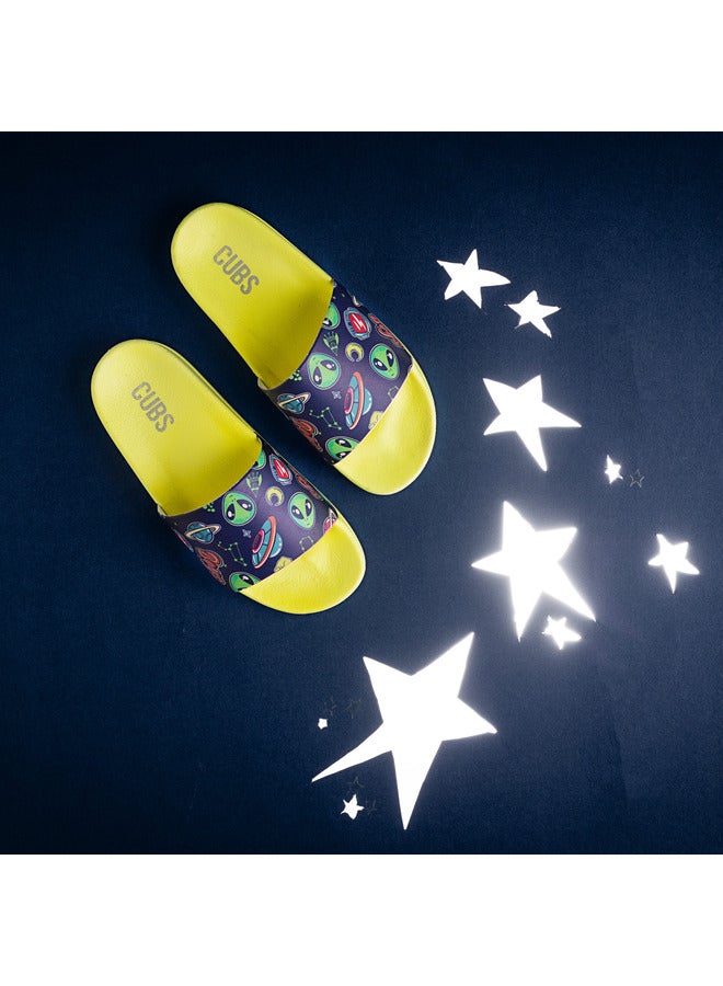 CUBS Aliens Print Everyday Wear Eco-Friendly Pvc Slides For Kids Lightweight Easy To Wash And Anti-Slip Soles - Image 2