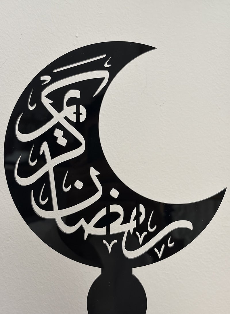 لوحة مجموعة من قطعتين ستاند ديكور من الأكريليك على شكل هلال مزخرف بعبارة رمضان كريم - Image 2
