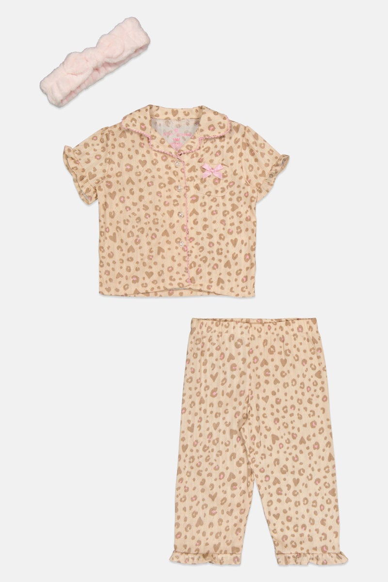 Betsey Johnson طقم بيجامة مكون من 3 قطع للبنات الصغيرات بطباعة شاملة مع رباط رأس، متعدد الألوان - Image 1