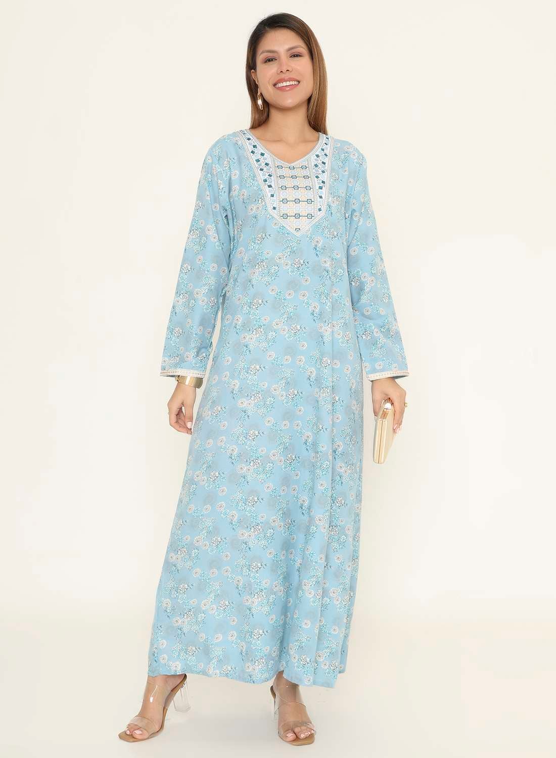 Pink Arabic thobe with floral print and embroidere...