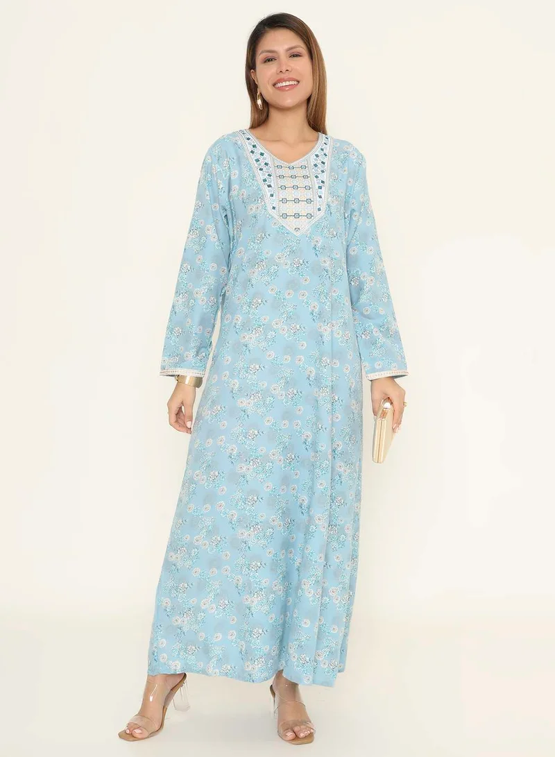 هانا آند سارا جلابية عربية وردية بطبعة زهور مع خط عنق مطرز