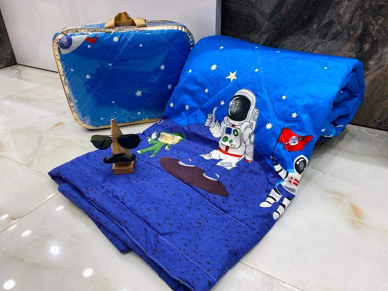 BLENZZA DECO مجموعة لحاف الأطفال القابلة للعكس من بلينزا ديكو™ قطن جليدي بطباعة حضانة (1 لحاف سرير مفرد، 1 ملاءة سرير مفرد و 1 غطاء وسادة، 180 TC) فضاء - Image 4