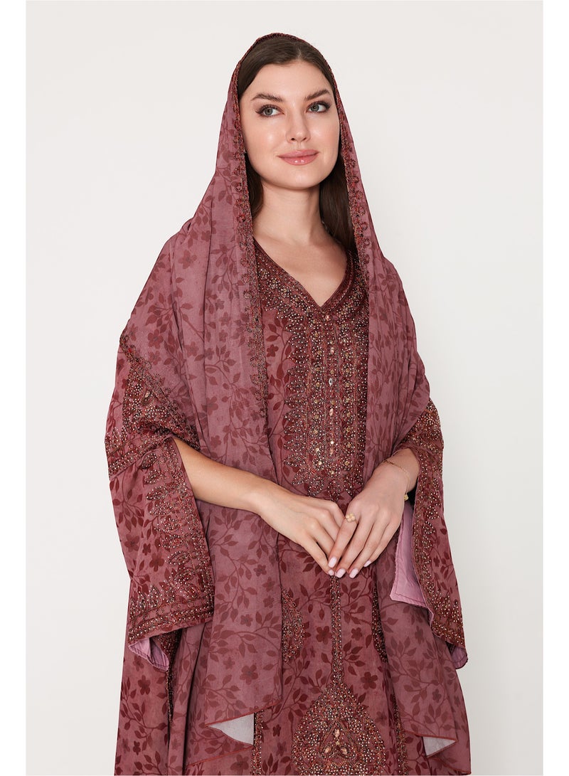 اكسا جلابية عربية بأكمام واسعة مشقوقة مع وشاح عنابي - Image 2