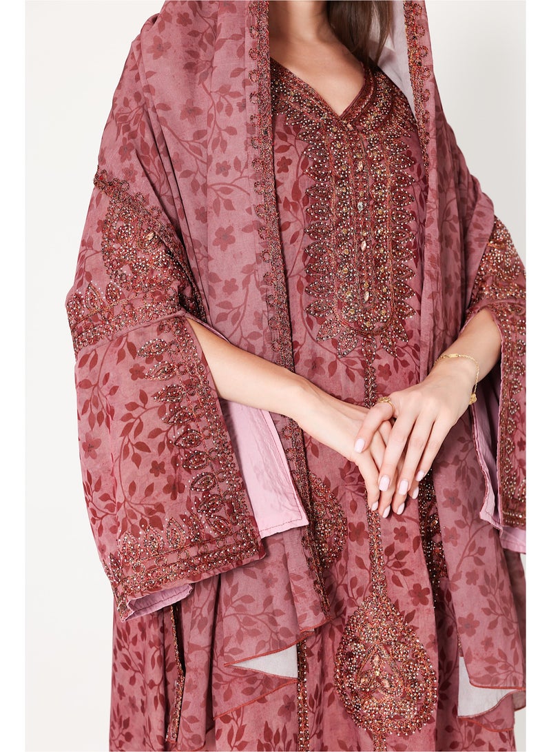 اكسا جلابية عربية بأكمام واسعة مشقوقة مع وشاح عنابي - Image 4