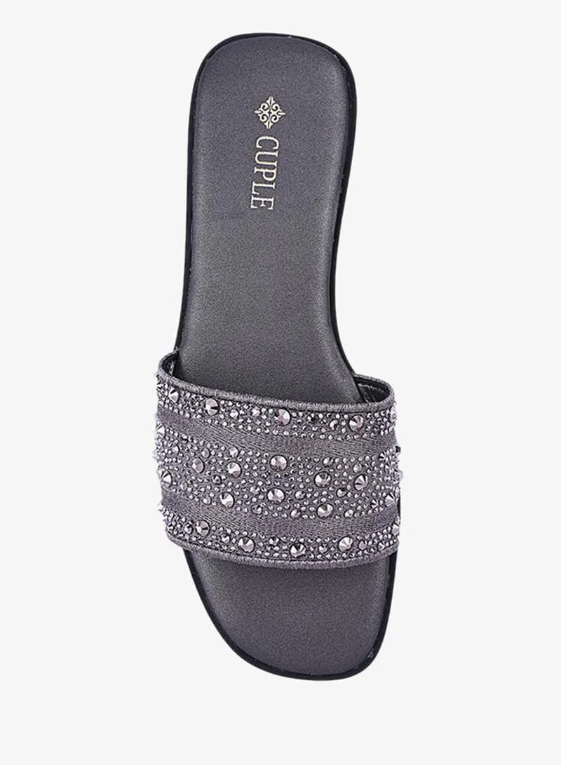 Cuple Casual flat slippers perfect for relaxed days.