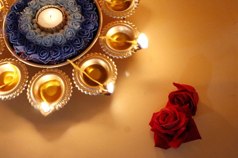 Piepot Dcor Metal Floral Urli with Floating Tea Light Holder Diwali Specail Golden Urli Decorative Lighting Ideal for Gifting and Diwali Pooja ad Decoration Colourful Diyas - Image 4