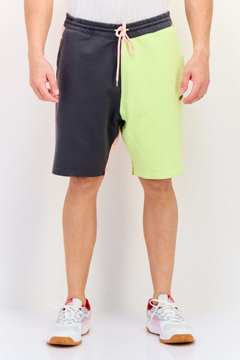 Levi's شورتات أساسية ملونة للرجال بقصة عادية، متعددة الألوان - Image 1