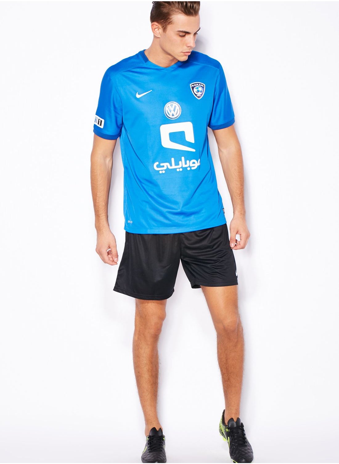 人気 日本未販売Nike 青ユースL サッカーシャツ Hilal