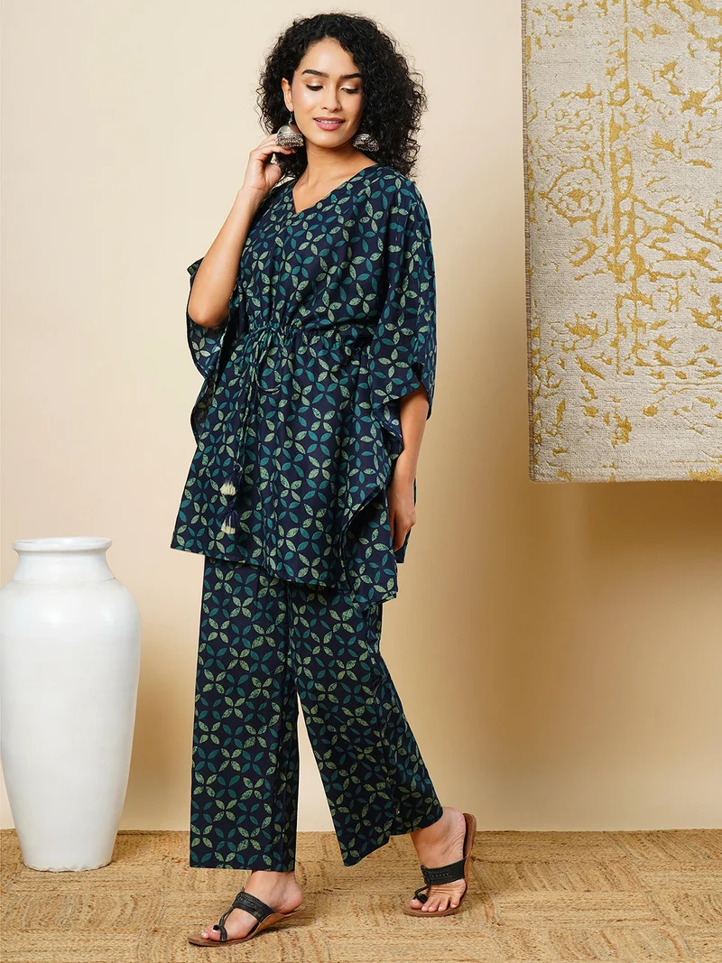 جلو باص تونيك قطن خالص نسائي بطبعة زهور زرقاء وياقة على شكل حرف  مع بنطلون