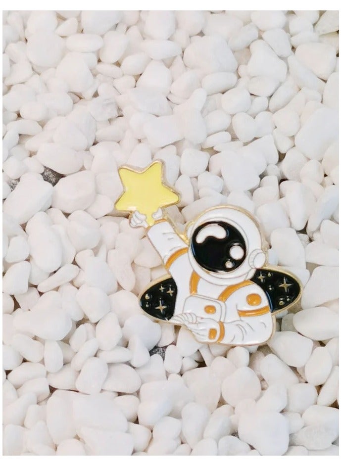 Distinctive and elegant unisex metal pin brooch with cartoon astronaut design suitable for bags and clothes - Image 2