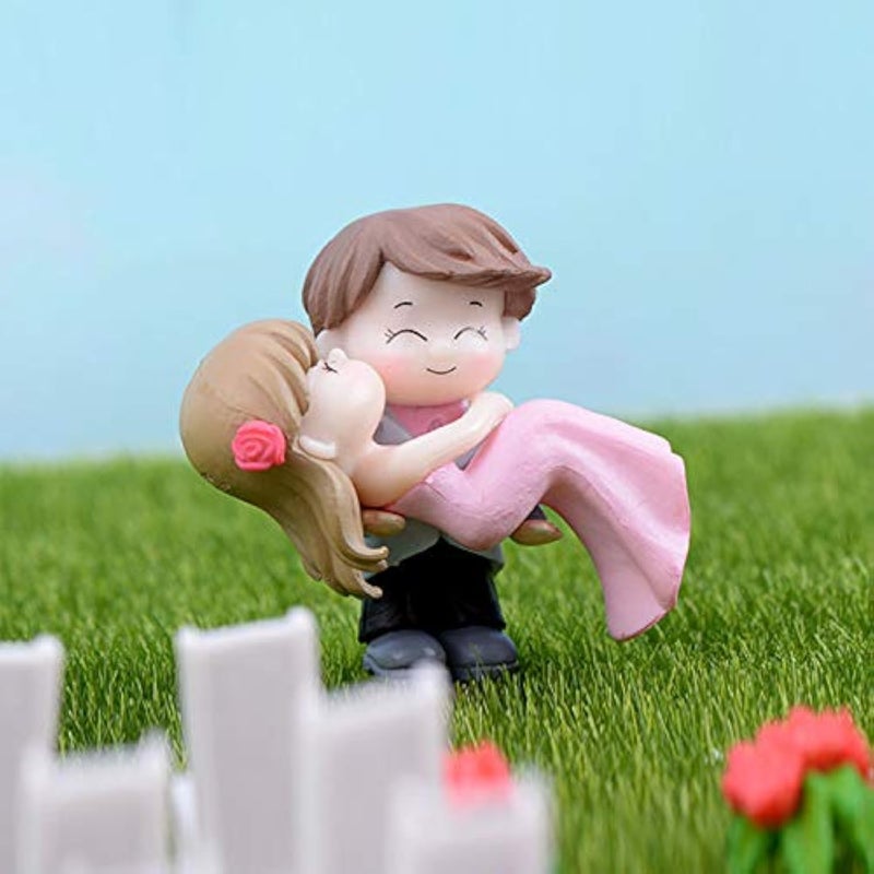 Chocozone Couple Hug Resin Showpiece Couple Miniatures Romantic Gifts for Girlfriend Hug Couple Multicolor 305 x 305 cm - Image 1