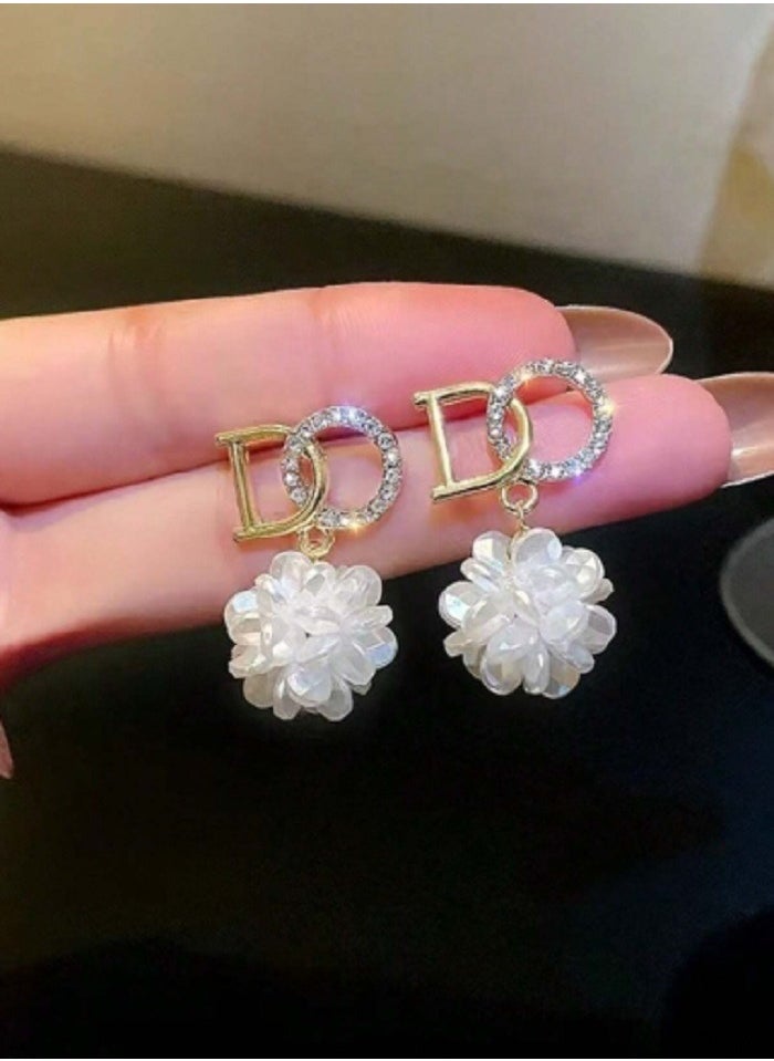 Shein - 1 Pair Letter D Flower Design Stud Earrings Fashion Elegant Earrings for Women - Image 1
