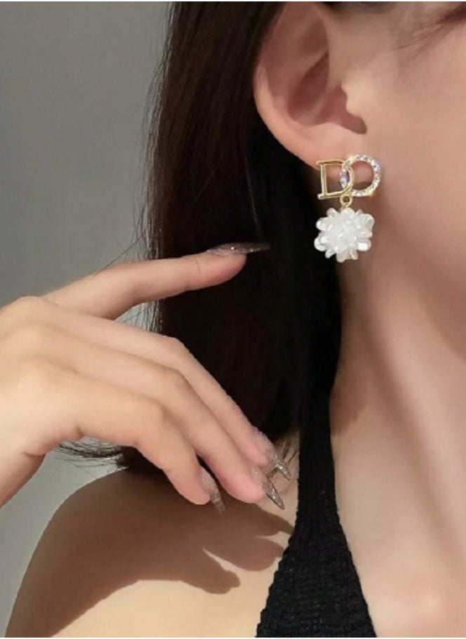 Shein - 1 Pair Letter D Flower Design Stud Earrings Fashion Elegant Earrings for Women - Image 1
