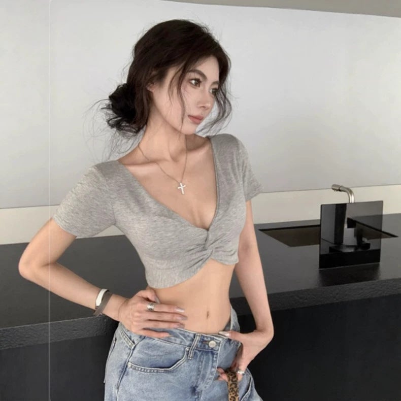 تي شيرت نسائي قصير بقبة V عميقة - Image 1