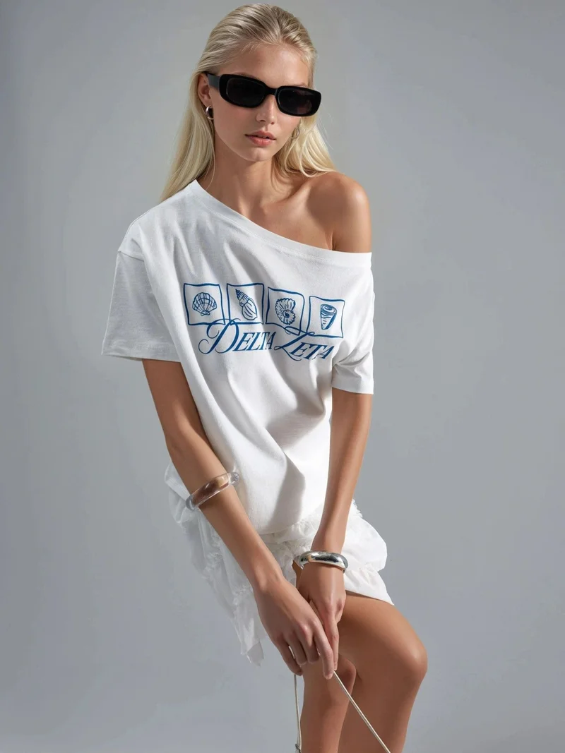 هيكاب تيشيرت كتف واحد بطبعة قارب