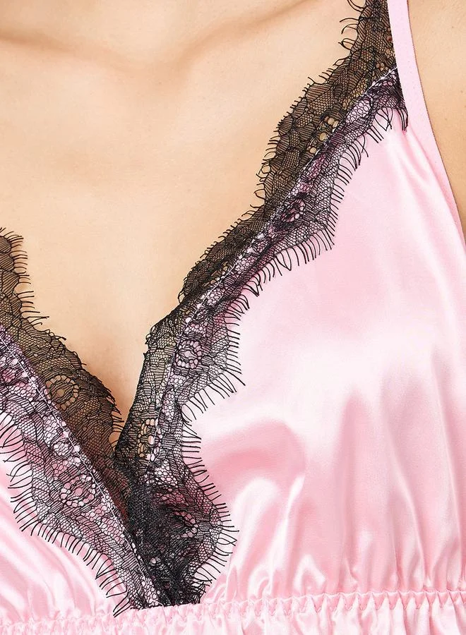 ستايلي فستان ساتان بقصة جانبية مزين بدانتيل عريض