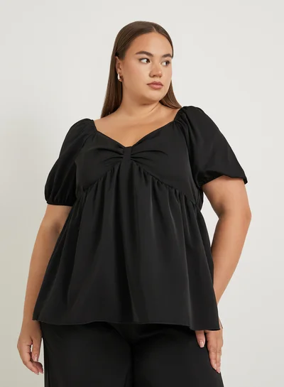 ستايلي بلوزة بياقة دائرية وأكمام منتفخة بتصميم ملتف من الأمام بمقاس كبير