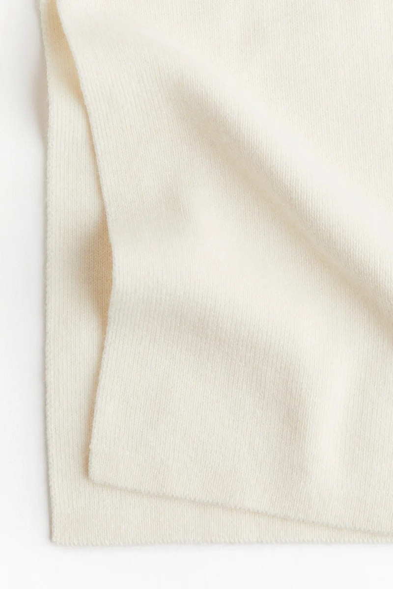 اتش اند ام بنطلون محبوك من نسيج ناعم وبحواف واسعة