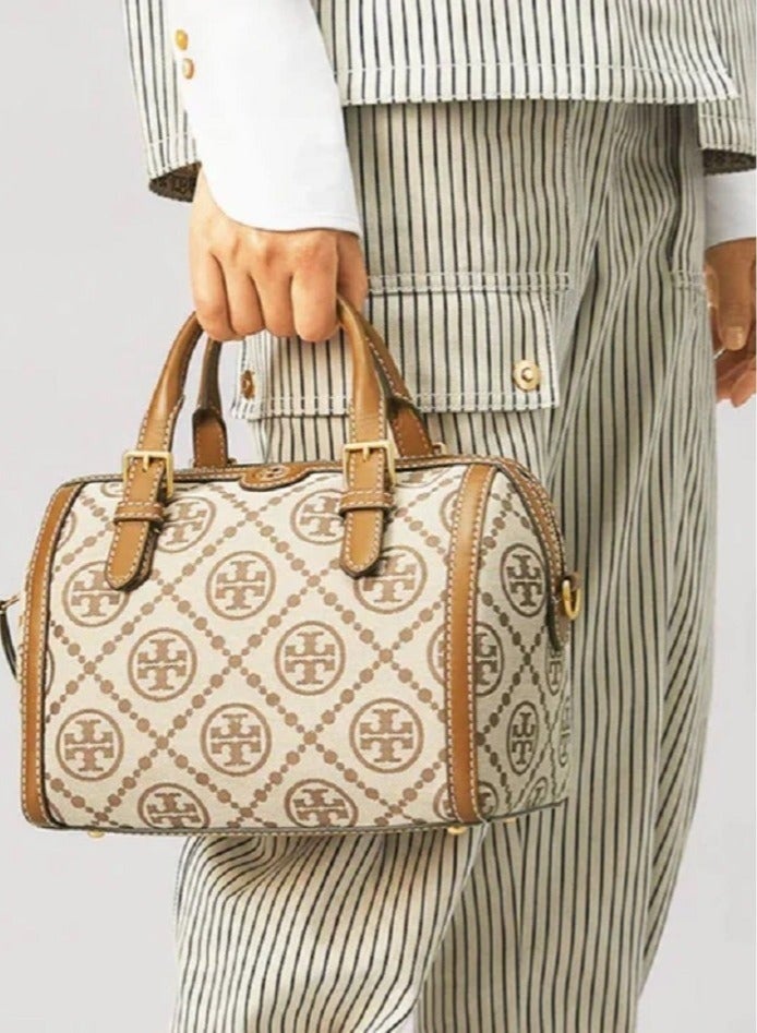 حقيبة TORY BURCH T Monogram Jacquard Barrel كبيرة - Image 3