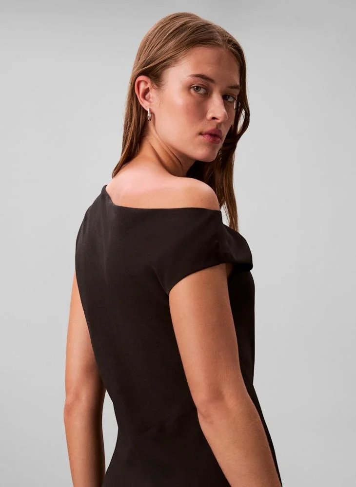 كالفن كلاين فستان ماكسي بكتف واحد