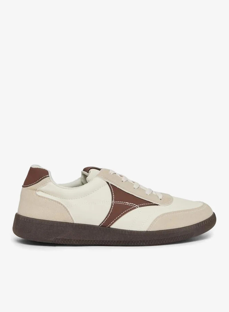 ستايلي حذاء سنيكرز شمواه برباط وتفاصيل متباينة