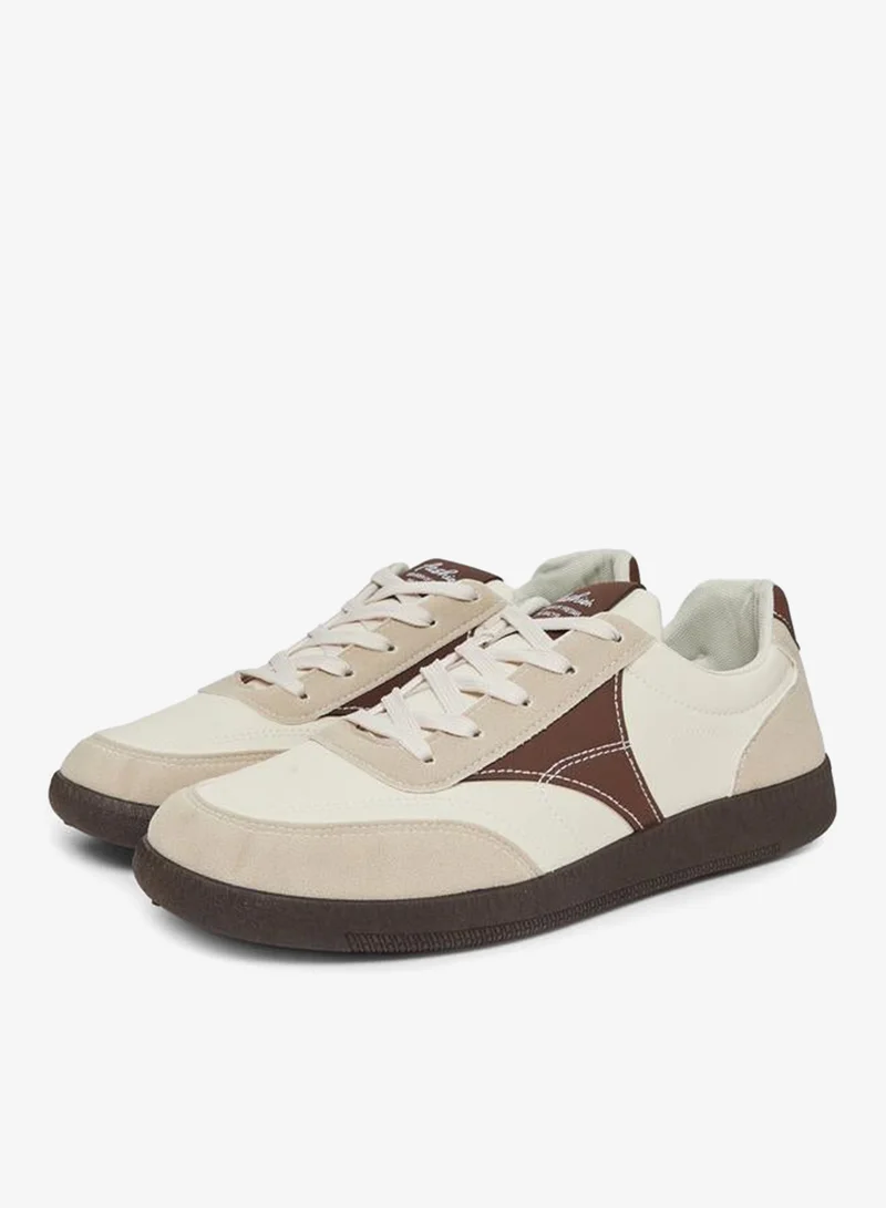 ستايلي حذاء سنيكرز شمواه برباط وتفاصيل متباينة