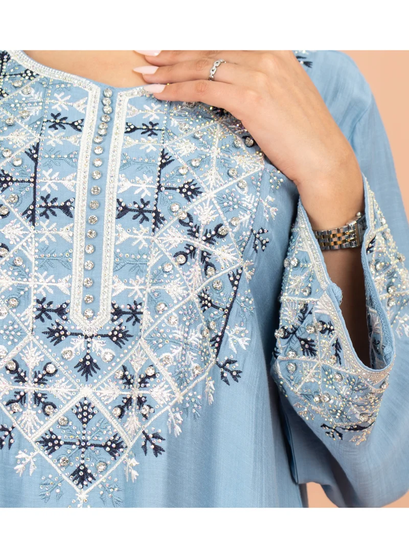 اكسا جلابية كلاسيكية مطرزة بقصة مستقيمة لون أزرق