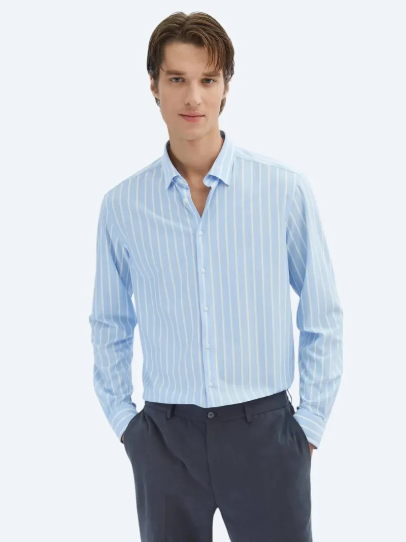 كيب قميص قطني محبوك مخطط باللون الأزرق، بقصة عادية، مناسب للإطلالات الكاجوال.