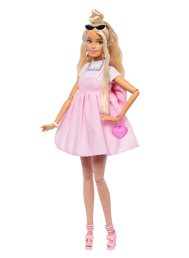 باربي دمية ديلوكس ستايل رقم 3 بزي باربيكور، شعر أشقر في عقدة علوية، فستان باستيل وردي مع فيونكة كبيرة الحجم وإكسسوارات مثل جوارب شبكية