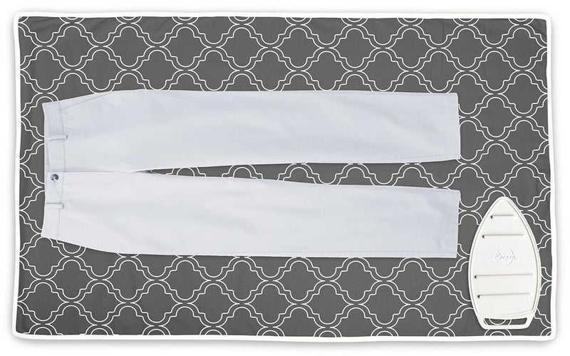 Encasa XO حصيرة كي الملابس (كبيرة 120x70 سم) مع حشوة من اللباد بسمك 3 مم، واقي لحماية المكواة من السيليكون، مكبس بخار على الطاولة، السرير، محمولة، عاكسة للحرارة، قابلة للطي، قابلة للغسل، مطبوعة - بلاط رمادي - Image 1