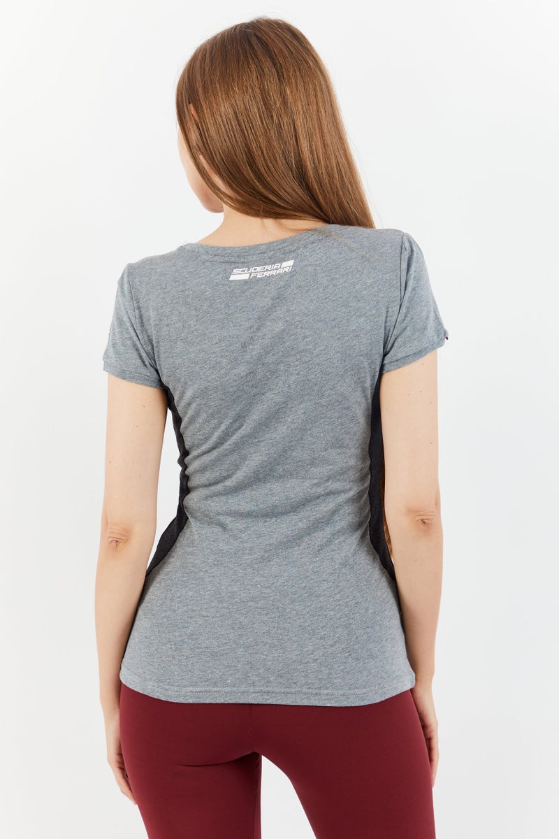 PUMA تي شيرت بولو قصير الأكمام للنساء من بومة × سكوديريا فيراري، رمادي - Image 2