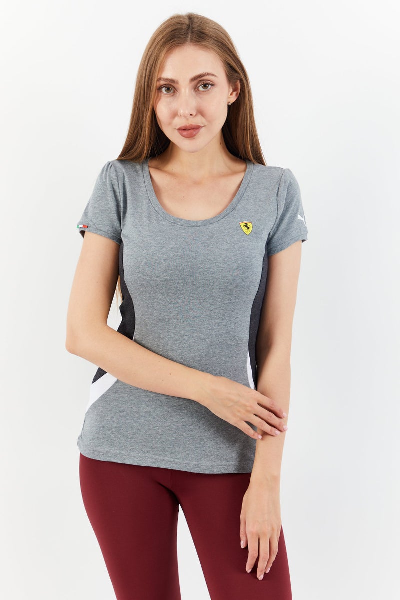 PUMA تي شيرت بولو قصير الأكمام للنساء من بومة × سكوديريا فيراري، رمادي - Image 1