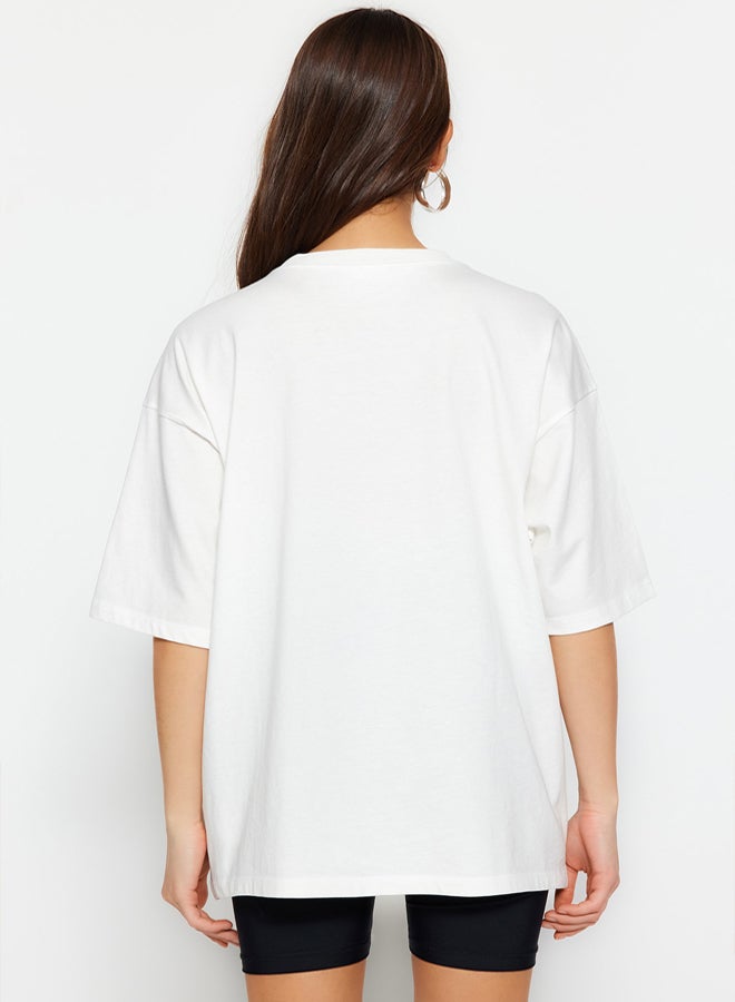 trendyol تي شيرت محبوك بمقاس كبير/واسع من القطن بنسبة 100% بلون البيج الفاتح TWOSS23TS00040 - Image 5