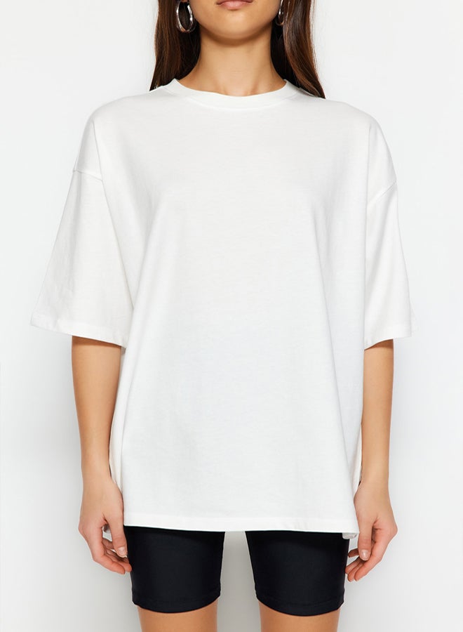 trendyol تي شيرت محبوك بمقاس كبير/واسع من القطن بنسبة 100% بلون البيج الفاتح TWOSS23TS00040 - Image 3