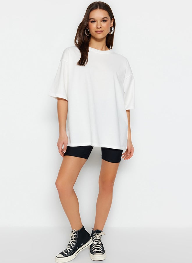 trendyol تي شيرت محبوك بمقاس كبير/واسع من القطن بنسبة 100% بلون البيج الفاتح TWOSS23TS00040 - Image 2