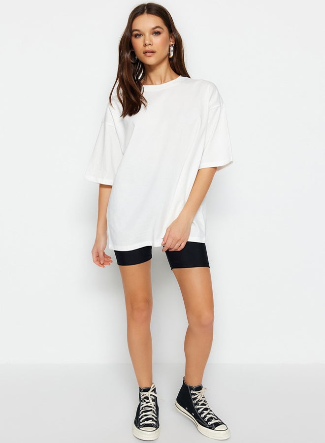 trendyol تي شيرت محبوك بمقاس كبير/واسع من القطن بنسبة 100% بلون البيج الفاتح TWOSS23TS00040 - Image 4