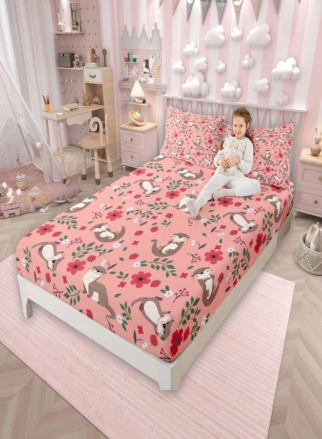 Castle Fairy طقم ملاءات سرير رائع بمقاس توأم من قطعتين مزين برسومات كرتونية وزهور الفراولة الوردية للأطفال الأولاد والبنات وغطاء سرير على طراز ريفي برسومات حيوانات برية لطيفة مع كيس وسادة واحد - Image 1