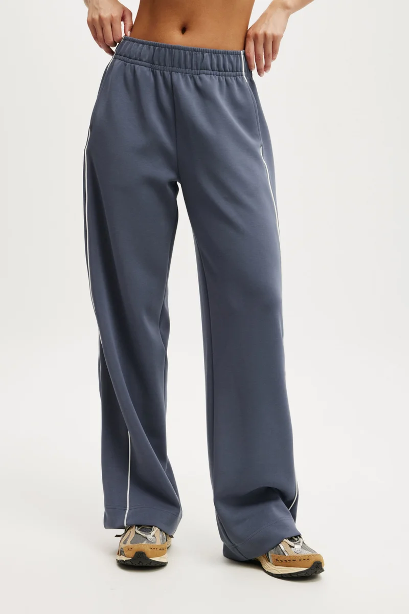 THE ULTIMATE SOFT TRACK PANT