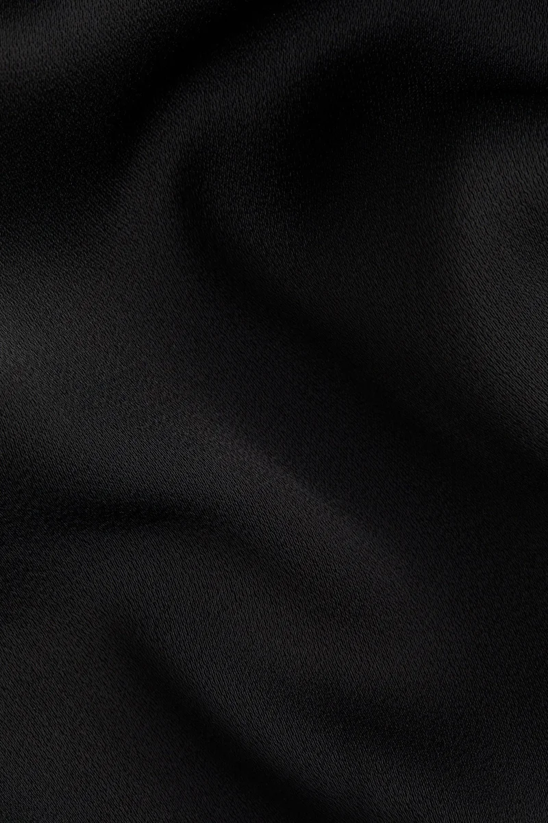 اتش اند ام فستان من الساتان بقبة منسدلة