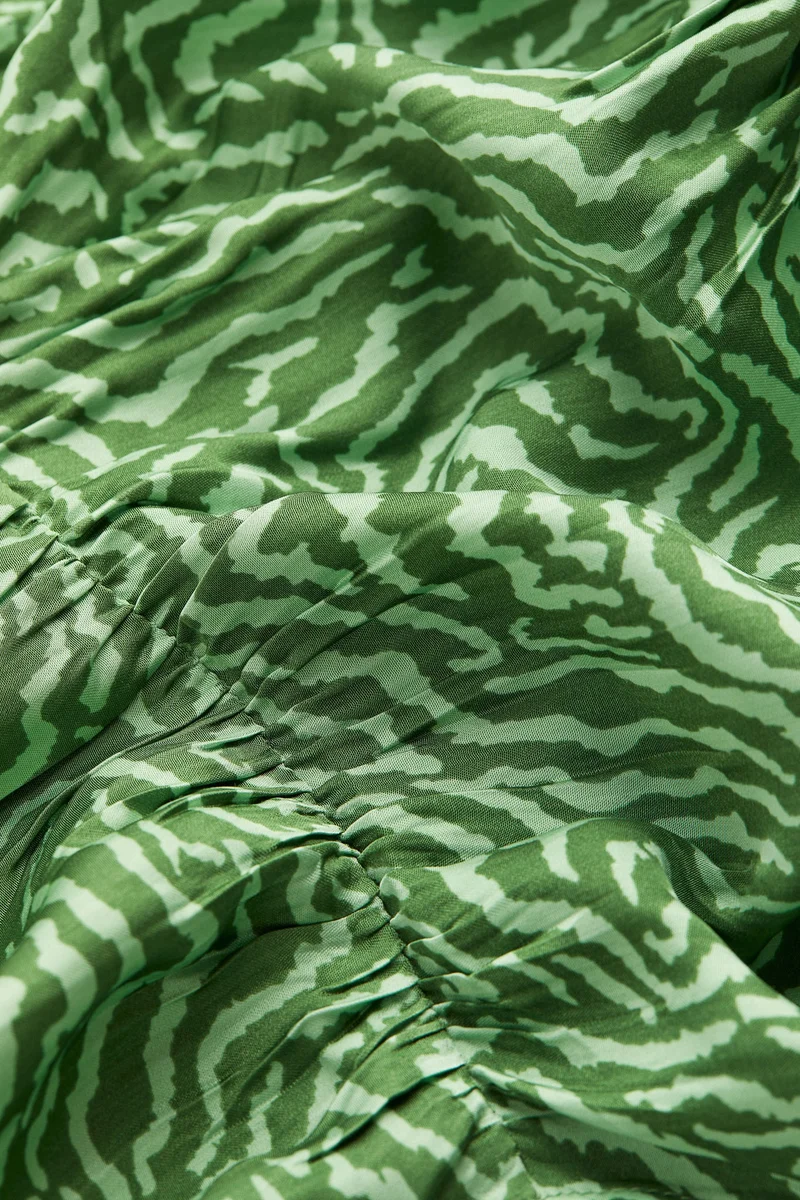 اتش اند ام بلوزة بحمالة عنق من الساتان بتصميم متجمع