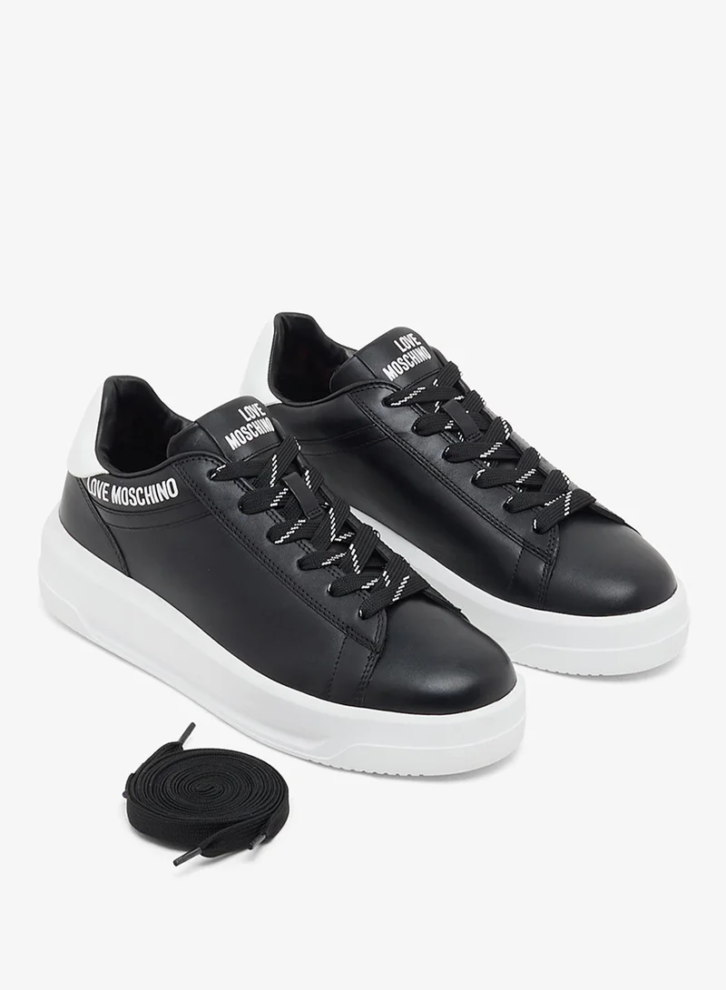 لوف موسكينو حذاء رياضي منخفض بشعار