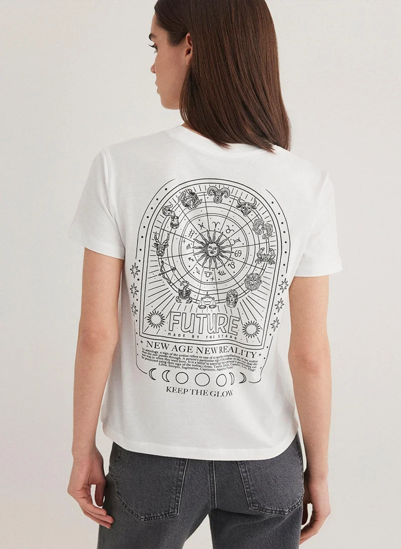 مافي تيشيرت مطبوع بتصميم الأبراج باللون الإكرو