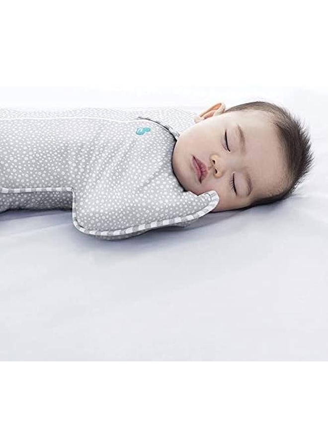 لاف تو دريم بطانية قماط - أساسيات حديثي الولادة للأطفال من عمر 0 إلى 6 أشهر من البنات والأولاد 1.0 حقيبة نوم للأطفال مزودة بأذرع توفر نومًا مريحًا وهادئًا من قماش الخيزران باللون الرمادي Nb - Image 2