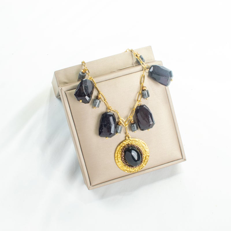 سلسلة استانليس ستيل ذهبي مع دلايات من الأحجار السوداء - Image 2