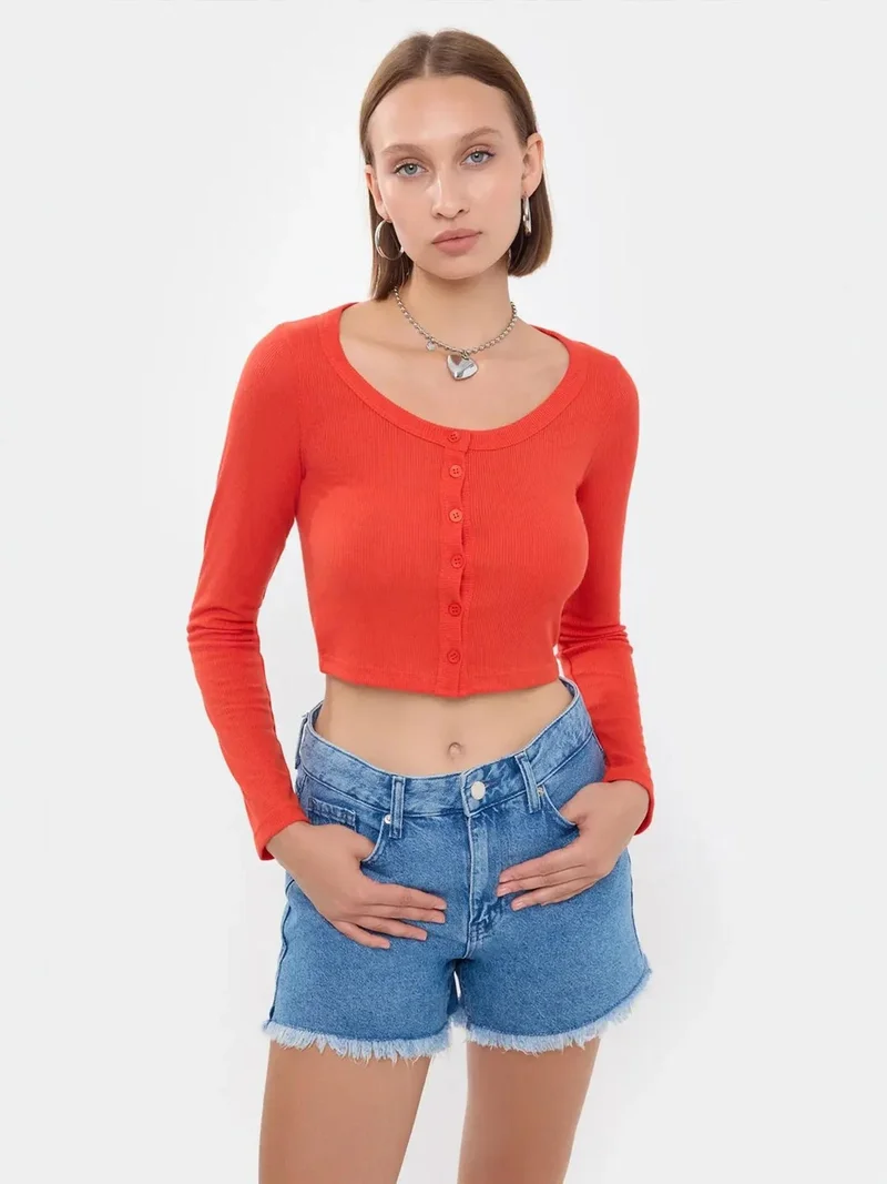 هيكاب بلوزة دائرية بياقة محبوكة وتفاصيل أزرار