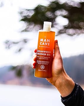 ManCave جل استحمام مان كايف من خشب الأرز 500 مل للرجال برائحة الخشب المنعشة تركيبة طبيعية خالية من الكبريتات والبارابين صديقة للنباتيين أنبوب مصنوع من البلاستيك المعاد تدويره مصنوع في إنجلترا عبوة من 2 - Image 3