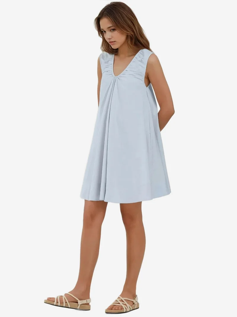 زوبعة فستان بياقة على شكل حرف  وقصة